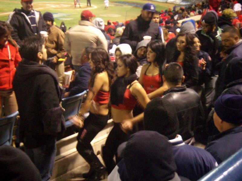 4-baseball-aguilas-venados-dancing-girls